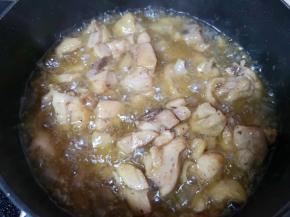 腌好的鸡腿肉炸至表面微黄捞出备用。