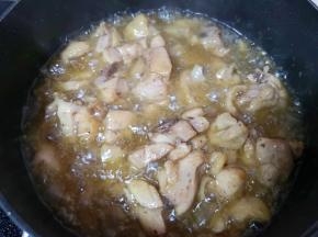 腌好的鸡腿肉炸至表面微黄捞出备用。