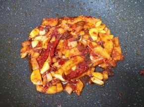 加入豆瓣酱大火炒出红油。