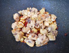 下入炸过的鸡块。