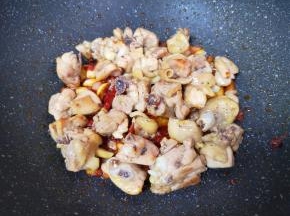 下入炸过的鸡块。