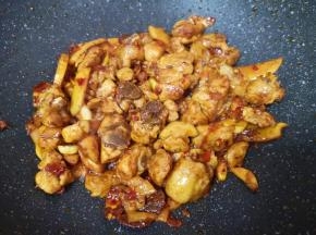 大火翻炒至鸡块上色香味飘出。