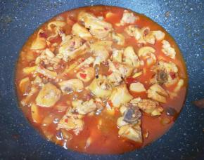 加入一小碗开水，放味极鲜酱油和麻辣鲜调味料调味，中火炖煮10分钟左右。