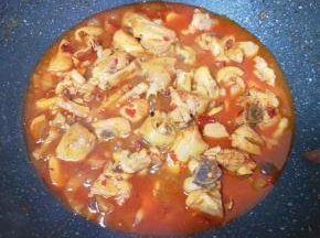 加入一小碗开水，放味极鲜酱油和麻辣鲜调味料调味，中火炖煮10分钟左右。