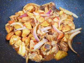 大火翻炒2分钟左右，让炸过的土豆胡萝卜入味。