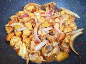 大火翻炒2分钟左右，让炸过的土豆胡萝卜入味。