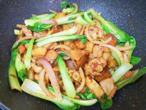 下入青菜翻炒至变色。