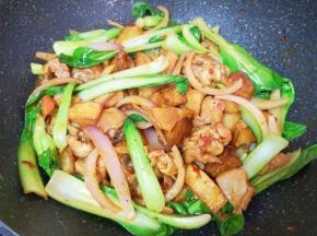 下入青菜翻炒至变色。