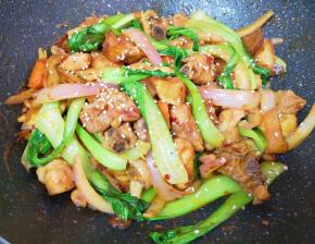 撒上熟白芝麻翻炒均匀关火。