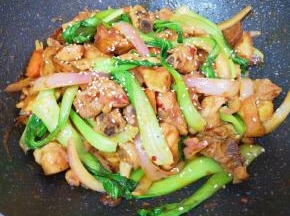 撒上熟白芝麻翻炒均匀关火。