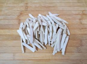 香干洗干净切成条。