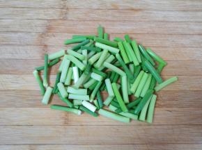 蒜苔洗干净切成段。