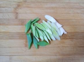 蒜苗洗干净切成段。