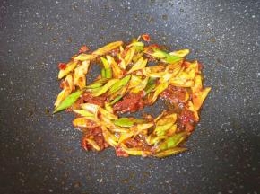 加入一勺豆瓣酱炒出红油。