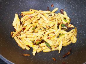 下入香干条，翻炒至香干表面微微焦黄。