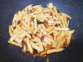 加一点开水翻炒一分钟左右，让香干入味。