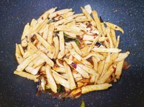 加一点开水翻炒一分钟左右，让香干入味。