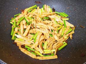 下入蒜苔翻炒至断生。