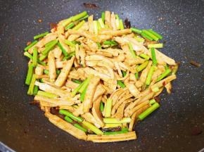 下入蒜苔翻炒至断生。