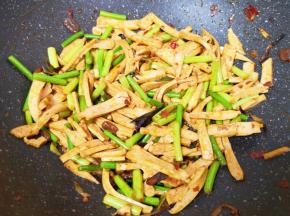 翻炒均匀关火出锅。