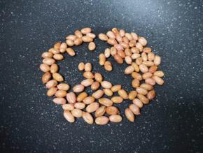 炒锅内倒少许食用油烧热，下入花生米小火炒熟，盛出晾凉备用。