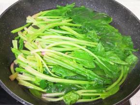 菠菜洗干净，锅内放水，加入一点点盐和食用油烧开，下入菠菜焯水一分钟。