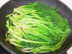 菠菜洗干净，锅内放水，加入一点点盐和食用油烧开，下入菠菜焯水一分钟。