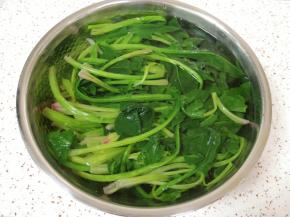 提前准备好一盆纯净水，焯好的菠菜放入水里面过一下。