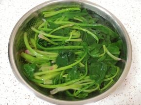 提前准备好一盆纯净水，焯好的菠菜放入水里面过一下。
