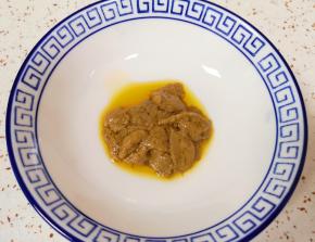 取一个碗加入香辣火锅蘸料。