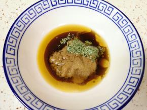 放生抽、香醋、香油、盐和蔬之鲜搅拌均匀。