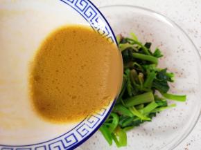 将调好的凉拌汁加入菠菜里面。