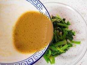 将调好的凉拌汁加入菠菜里面。