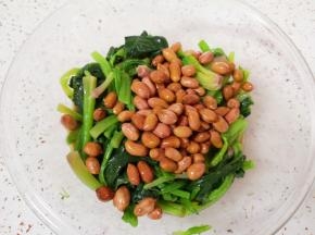 加入炒熟的花生米。