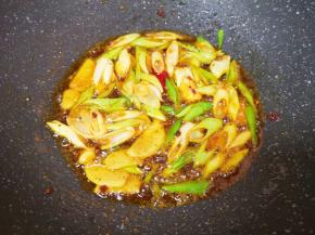 加入麻辣火锅底料炒出香味。