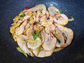 下入腌好的虾大火翻炒至虾变色。