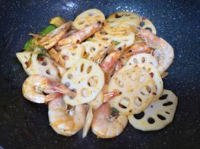 下入藕片翻炒均匀。