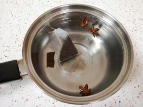 另起一个深一点的小锅，倒入纯净水，放入八角、桂皮和红茶包，烧开以后转小火煮10分钟。