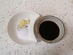 准备好黄冰糖、盐，生抽和老抽混合在一起。