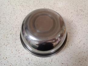 盖上一个深一点的小盆或者碗，使劲摇晃几下。