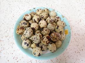 摇晃过的鹌鹑蛋都破皮了，清洗干净。