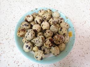 摇晃过的鹌鹑蛋都破皮了，清洗干净。