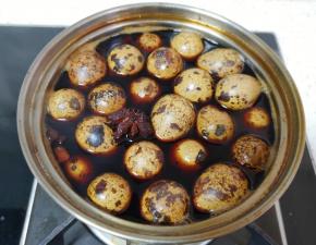 大火烧开，转小火煮10分钟关火，自然晾凉以后，盖上锅盖放入冰箱冷藏4个小时以上。