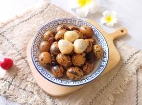 看看剥开的鹌鹑蛋。