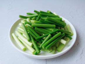 蒜苗清洗一下再切断。