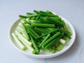 蒜苗清洗一下再切断。