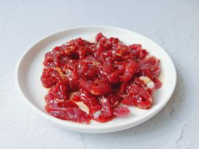 用筷子搅拌均匀腌制十分钟。