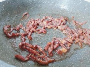 肉丝爆炒到变色。