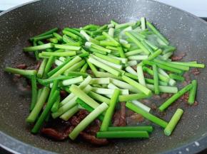 加入蒜苔翻炒片刻。