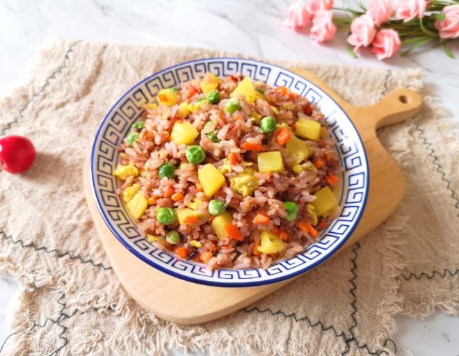 菠萝炒糙米饭